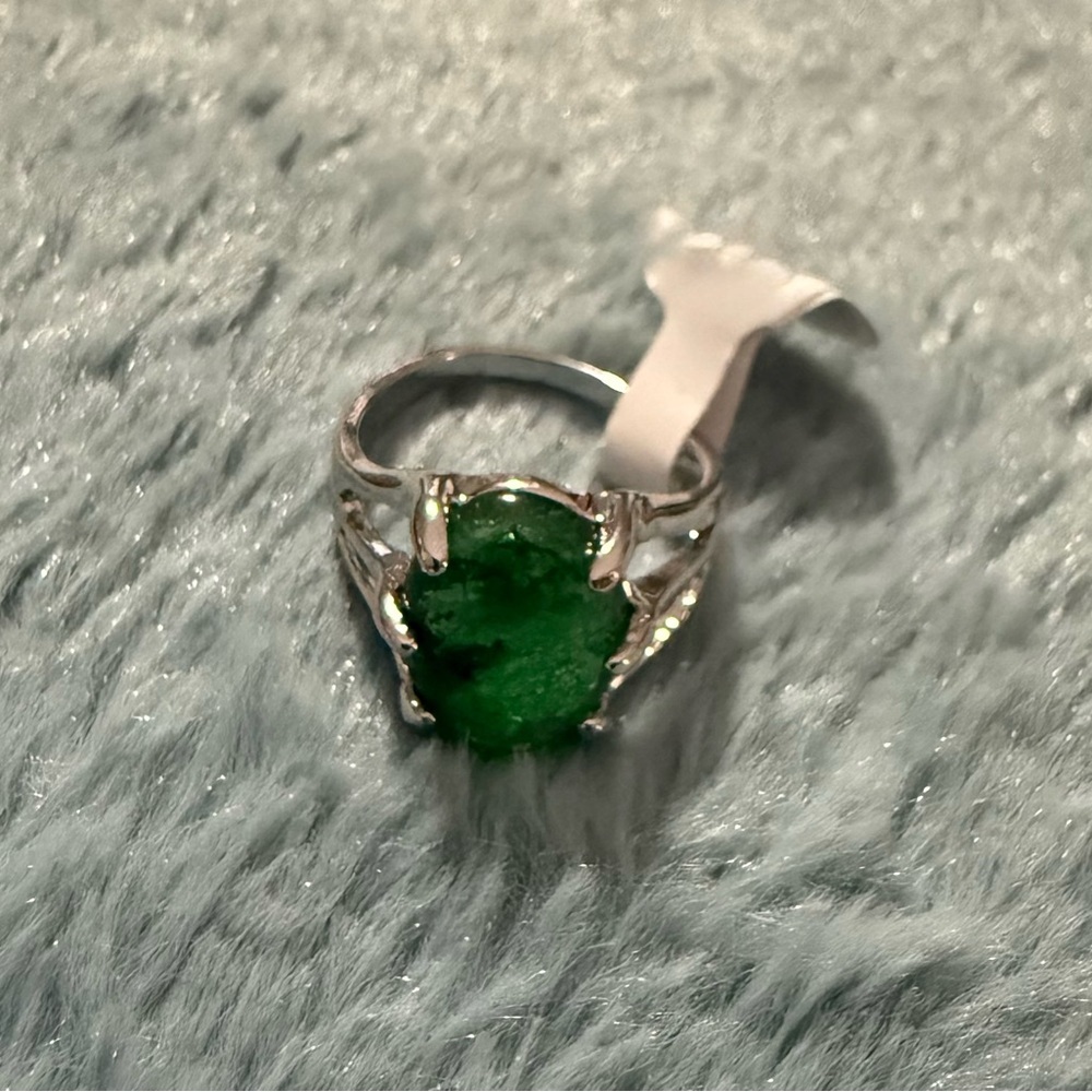Green Stone Statement Ring Silver Tone Size 8 NWT